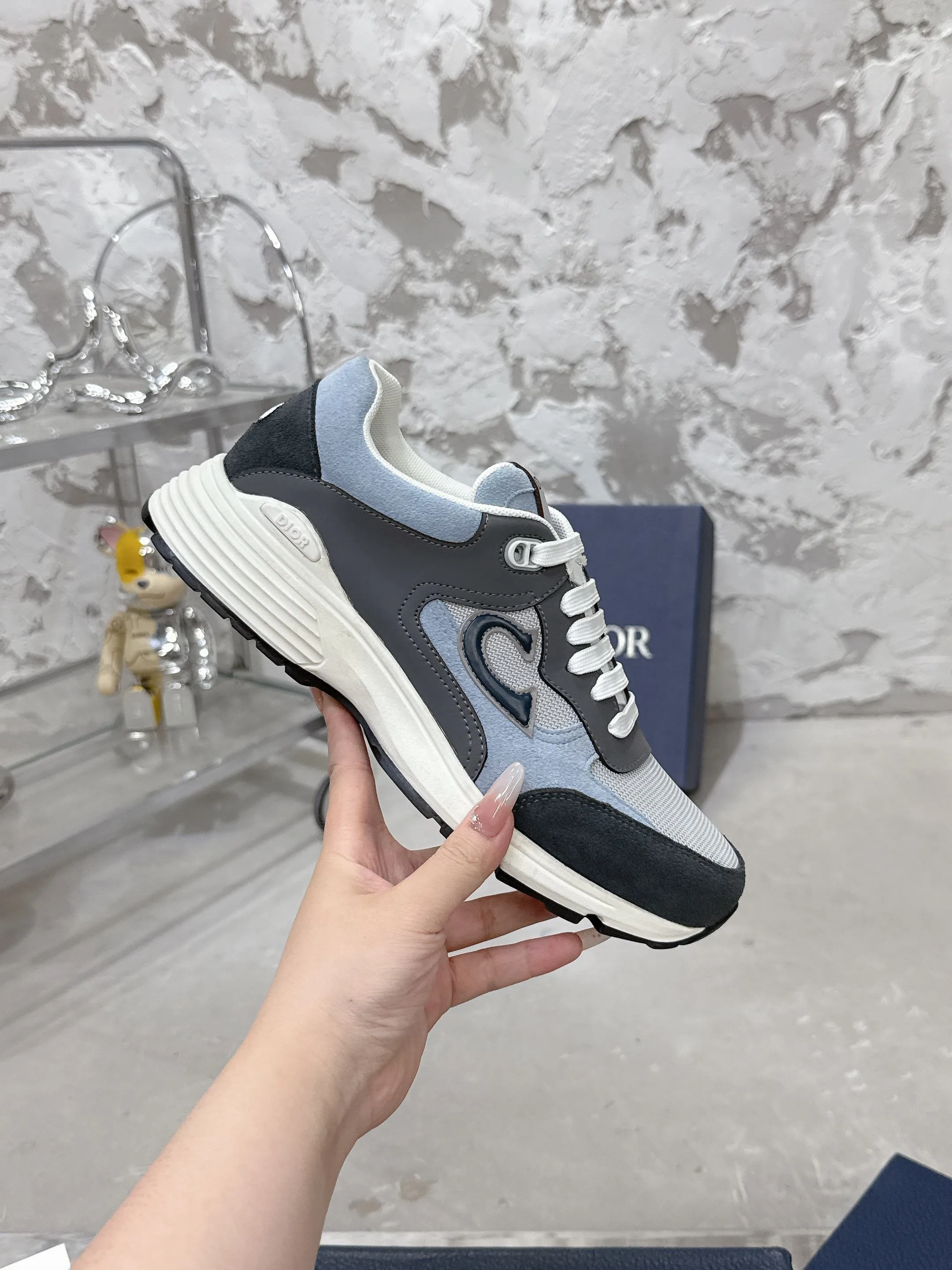 Men's men's shoes💰580💰 Dior Dior's latest color matching B30 series dad sneakers original 17960💰 purchased for development and production Brand new B30 sneakers Dad Shoes style shoes that follow the trend of the retro market The Dior logo on the tongue also indicates that this pair of shoes is the B30 model! B30 uses fine-textured leather and mesh cloth materials to form a shoe body. There are conspicuous letters CD on both sides of the shoe body to indicate identity. Many lines on the shoe body outline details to make the shoes look less monotonous and full of retro flavor. The delivery counter is exquisitely packaged🛍📦 ▪️Fabric: Original customized technical fabric + mesh ▪️Inner lining: Customized breathable lining ▪️Outsole: Original molded IP foam + TPU outsole ▪️Sole thickness: 3.5CM ▪️Size: Men's size 39-46 (Male size 38.45.46 customized)
